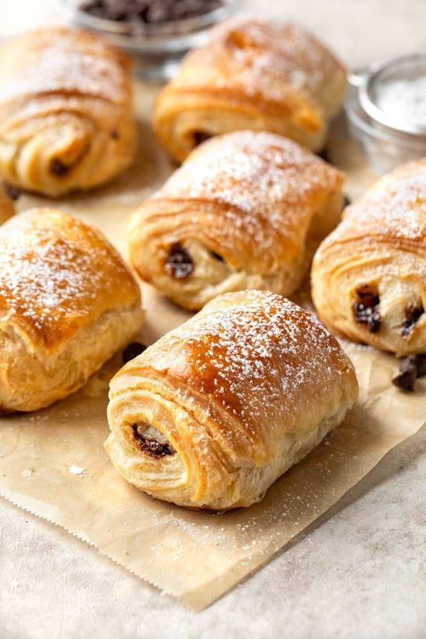 Mini Croissants en Pâte Feuilletée Fourrés au Chocolat