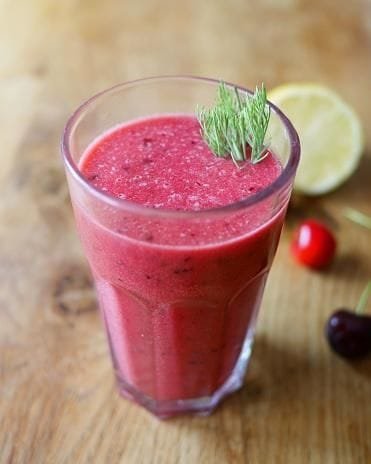 Smoothie sain et coloré à base de flocons d'avoine, framboises et carottes